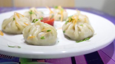 Buharda pişmiş hamur tatlısı, süslenmiş ve sosla eğlenmeye hazır..