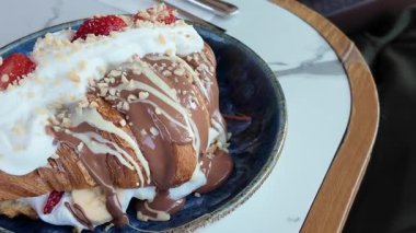 Çikolata ve krema ve fındık kaplı lezzetli kruvasan..