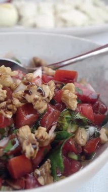 Lezzetli salatada ceviz ve şifalı taze sebzeler var..