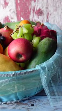 Bir kasede sergilenen canlı bir taze meyve koleksiyonu..