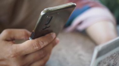 Kadınlarda akıllı telefon menü için QR kodunu tarıyor ,