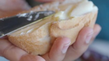 Evdeki sıcak ekmeğe tereyağı sürmenin tadını çıkarın..