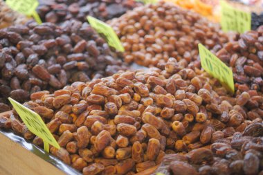 Canlı etiketlerle dolu bir pazarda taze tarihler üst üste yığılmış..