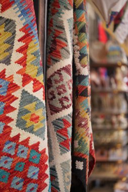 Canlı tekstil piyasada asılı, karmaşık desenler ve renkler sergiliyor..