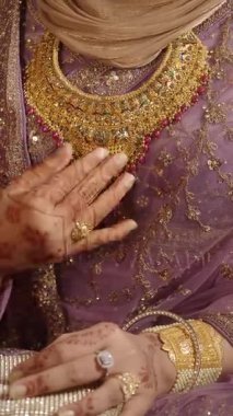 Karmaşık takıların yakın çekimi, kültür kutlamalarını tam bir kıyafetle ön plana çıkarıyor.