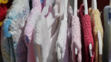 Çeşitli dokulara sahip renkli el yapımı ögeleri keşfet.