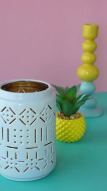 Şık bir bitki ve eşsiz bir mum tutacağı ile şık bir dekor keşfet.