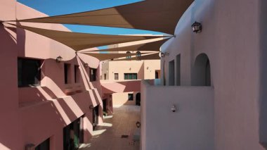 Katar Doha 2 Şubat 2025, mina bölgesindeki çöl kasabasında renkli mimari. 