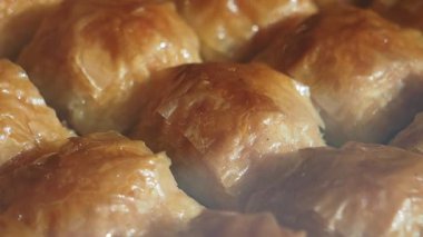 Lezzetli altın baklava yakın plan..