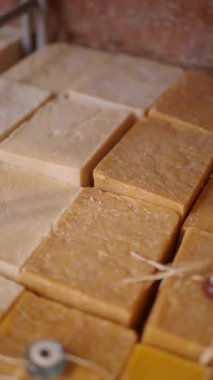 El yapımı sabunların sergilendiği bir zanaatkar marketi ziyaret edin..