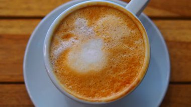 Hoş bir ortamda servis edilen sıcak ve lezzetli kahveyi yudumla..