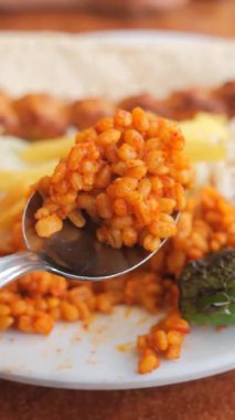 Kaşık kaşık kazma bulgur yakın çekim ,