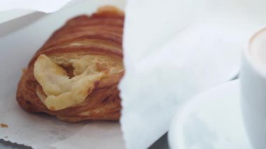 Kafede bir fincan kahvenin yanında sıcak bir hamur tatmak..