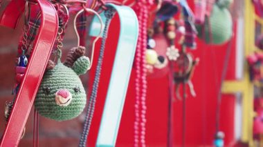 Renkli el yapımı eşyalar şehirdeki hareketli bir pazarda sergileniyor..