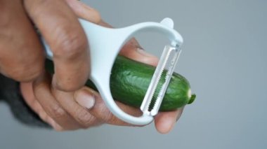 Basit bir aletle bir salatalığı nasıl etkin bir şekilde soyacağınızı öğrenin.