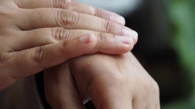 Bireysel olarak kollara nemlendirici krem sürerek cilt sağlığını arttırır..