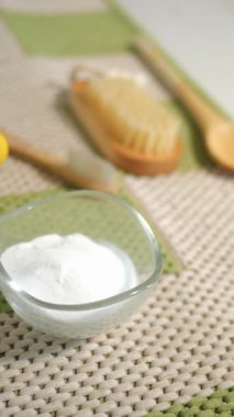 Halıya konmuş bir kase kabartma tozu ve limon. halı temizleme kavramı .