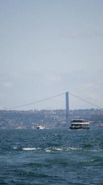 İstanbul 'da büyük bir köprünün altından çok sayıda tekne geçiyor.