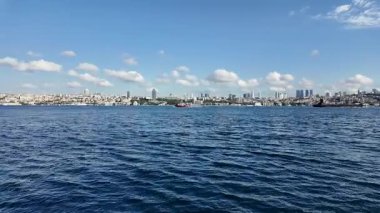 Istanbullar 'ın berrak gökyüzünde gökyüzünden gökyüzüne yükselişinin tadını çıkarın..