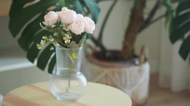 Büyüleyici bir vazo çiçekleri bitkilerle dolu rahat bir odada tutar..