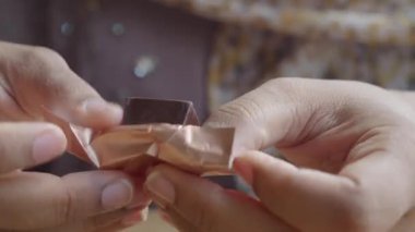 Çikolata paketleme ve açma sanatını keşfedin..