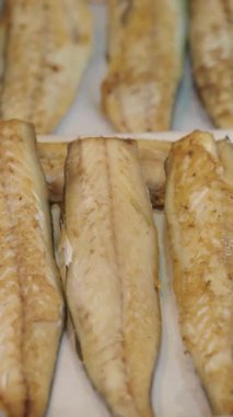 Güneşli bir öğleden sonranın tadını çıkar. Arka bahçede taze balık filetosu pişir..