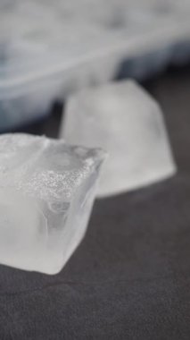 Sıcak hava bir yaz günü tezgahı ısıtırken buz küpleri yavaşça erir..