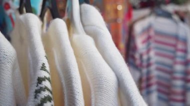 Sonbaharda yerel bir pazarda çeşitli rahat kazaklar sergilenir.