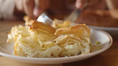 Yakından çekilen lezzetli Türk borek katmanları.