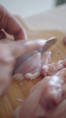 Aşçılığını geliştirmek için taze tavuğun nasıl hazırlanacağını öğren..