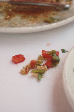  Yemekler yemekten sonra masa örtüsüne döküldü..