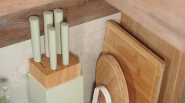 Modern bir mutfak alanında düzgünce düzenlenmiş şık mutfak aletleri.