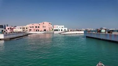 Deniz kıyısındaki çarpıcı rıhtımı renkli binalarla keşfedin..