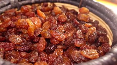 Bir sepetteki taze toplanmış kuru üzümlerin zengin dokusunu ve rengini keşfedin..