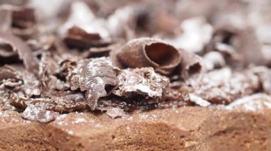 Zarif çikolata parçacıkları içeren zengin bir çikolatalı tatlıya ne dersin?.