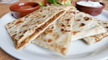 Tabakta salata ve sosla birlikte taze pişmiş ekmek..