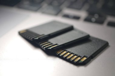 Depolama erişimi için dizüstü bilgisayara birden fazla hafıza kartı yerleştirildi.