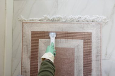 İçerideki halının üzerinde el temizleyicisi var..