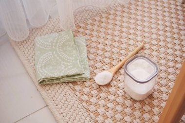 Kola tozu ve havlu halının üzerinde .