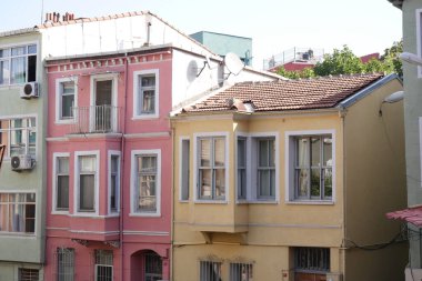 Canlı ve büyüleyici binalar şehirdeki yerel mimariyi gözler önüne seriyor.