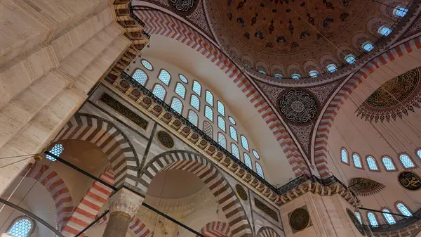 Karmaşık mimari ayrıntılar tarihi camiler tasarımı sergiliyor.