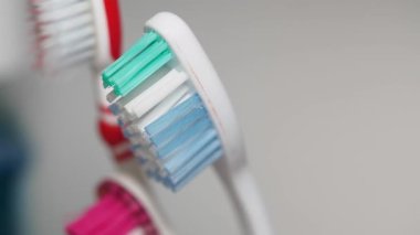 Ağız temizliğini geliştirmek için mükemmel diş fırçasını seçmek için anahtar ipuçlarını öğren.