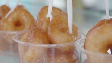 Tatlı Türk çörekleri yerel bir panayırda servis ediliyor..