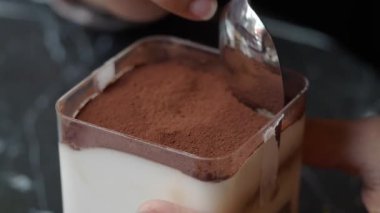 Kakao tozu ve kremalı katmanlarla dolu zengin bir ziyafetin tadını çıkarın..