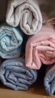 Farklı tonlarda yumuşak kumaşlar toplanır ve birlikte düzenlenir..