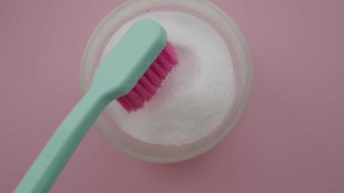 Diş fırçası ve soda tozuyla diş bakımı. ,