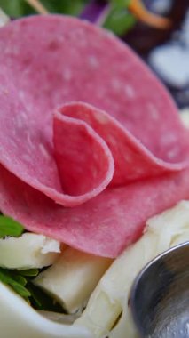 Pirzola, taze sebze ve peynirin yanında sanatsal olarak düzenlenir..