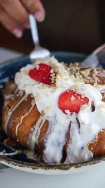 Krem şantili ve taze çilekli lezzetli hamur işlerinin tadını çıkar..