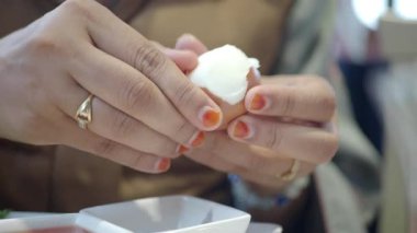 Bir insan lezzetli tatlardan zevk alırken tatlı bir tatlı hazırlar..