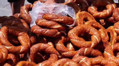 Canlı bir gıda pazarında taze pişmiş Türk simit..